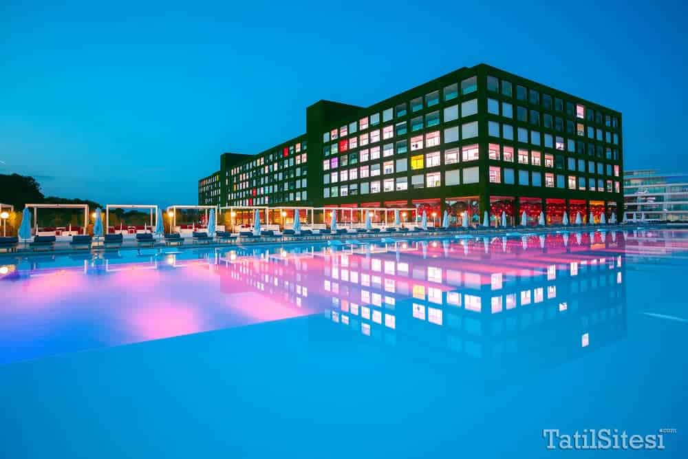 Adam & Eve Hotel (+16) 